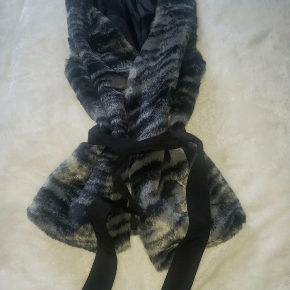 Forever 21 Tops - FOREVER 21 VEST WOMENS SZ4 FAUX FUR SILVER & BLUE VEST  ZEBRA INSPIRED PATTERN